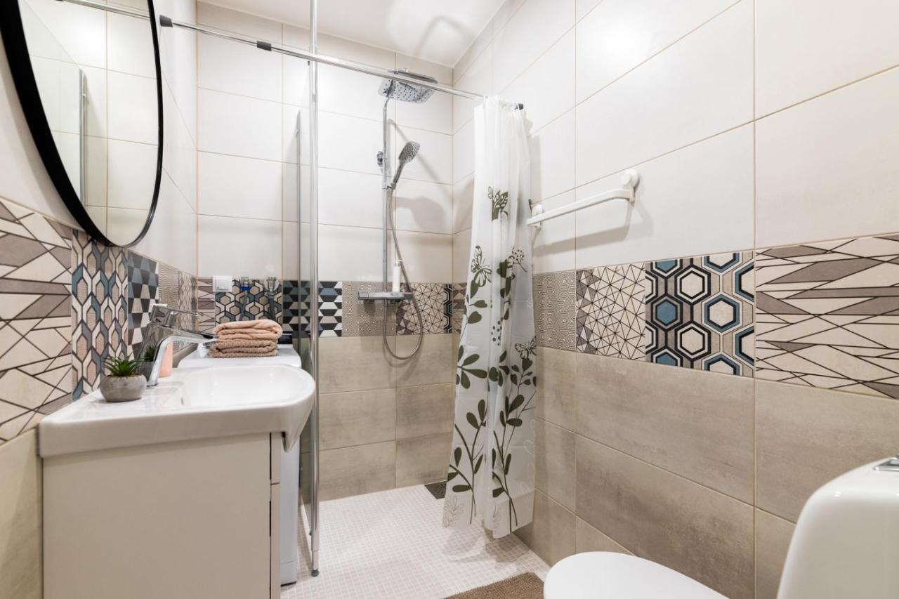 Апартаменты Charming 1Br In Superb Location, Free Parking & Wi-Fi Таллин Экстерьер фото
